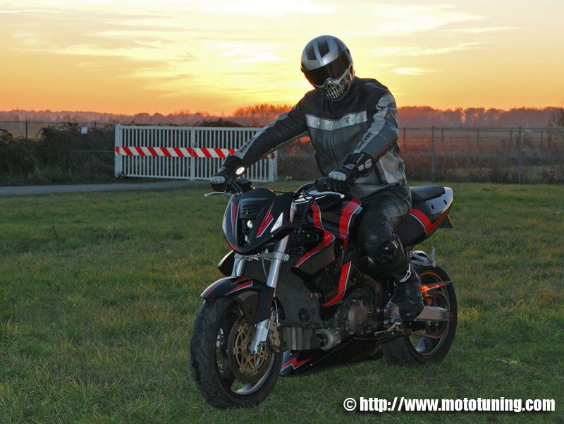 カワサキのZX-12Rをストファイにカスタマイズ！ うわっ、カッコイイ