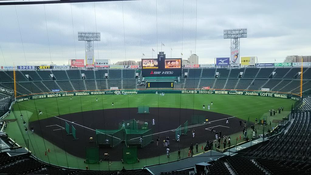 現在の甲子園球場です 天気はくもり グラウンドで阪神の練習が行われています スポーツ報知 巨人取材班 Scoopnest