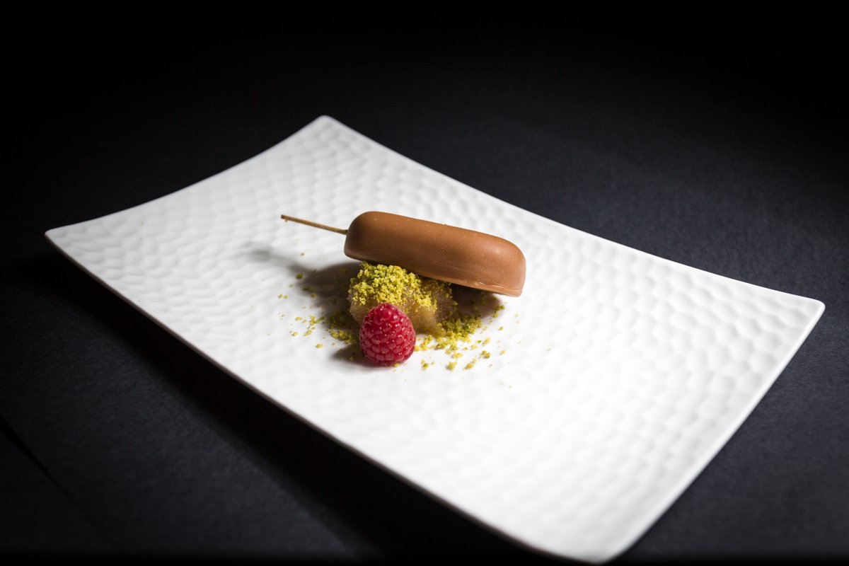 XkysytoGastro's tweet photo. Una de nuestras tapas ESTRELLA
"MINI MAGNUM DE FOIE con membrillo, pistacho y tostas de pan de fresas" https://t.co/MXBqZ4nWWU