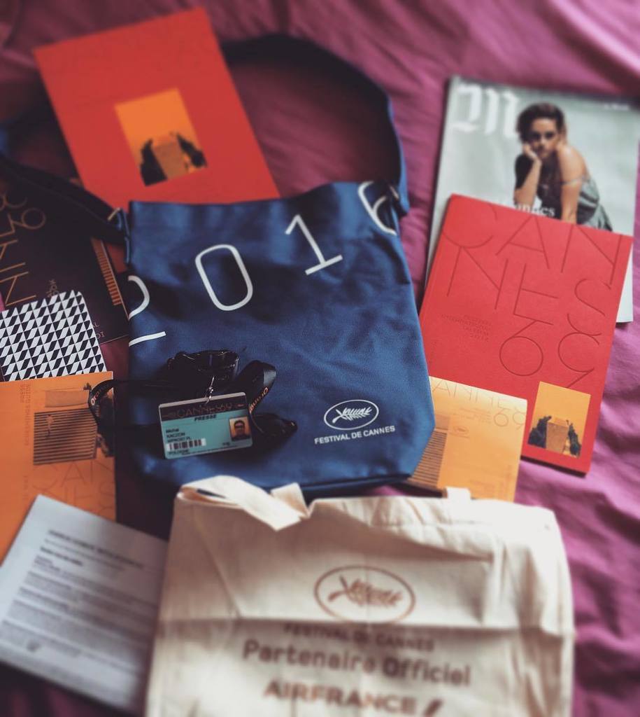 MiesiecznikFilm's tweet photo. #Cannes2016 #starterpack #toteback #programme #badge #Monde #magazine (with #KristenStewar… https://t.co/RZx4HYdUDS https://t.co/QCImFDJlsX