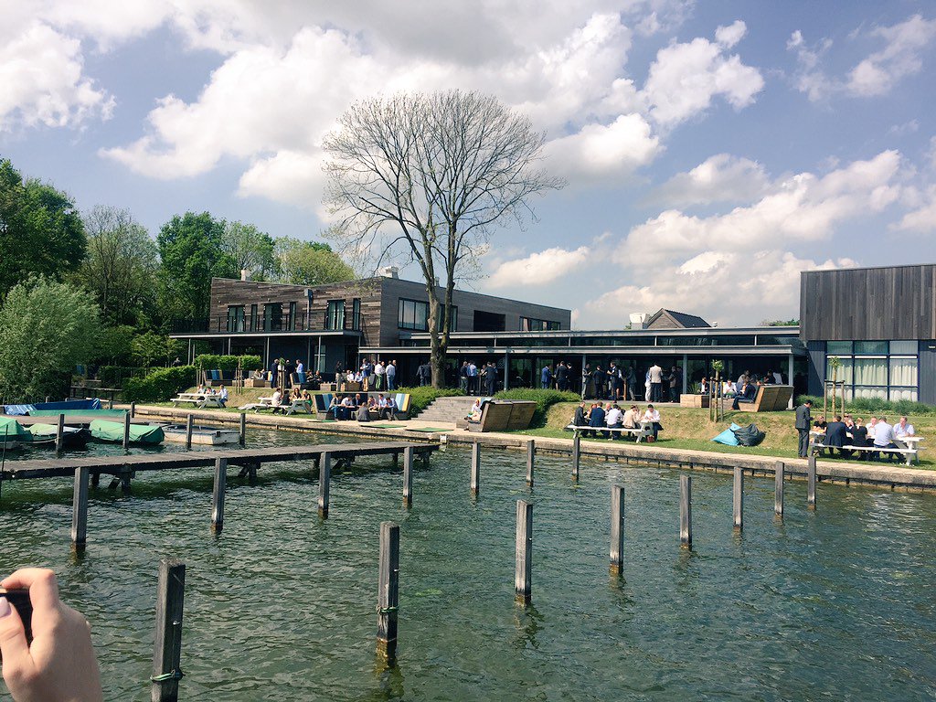ExactSoftware's tweet photo. Tussen de sessies door geniet iedereen van een lunch in de zon #ExactInside https://t.co/66UnluJZ9X