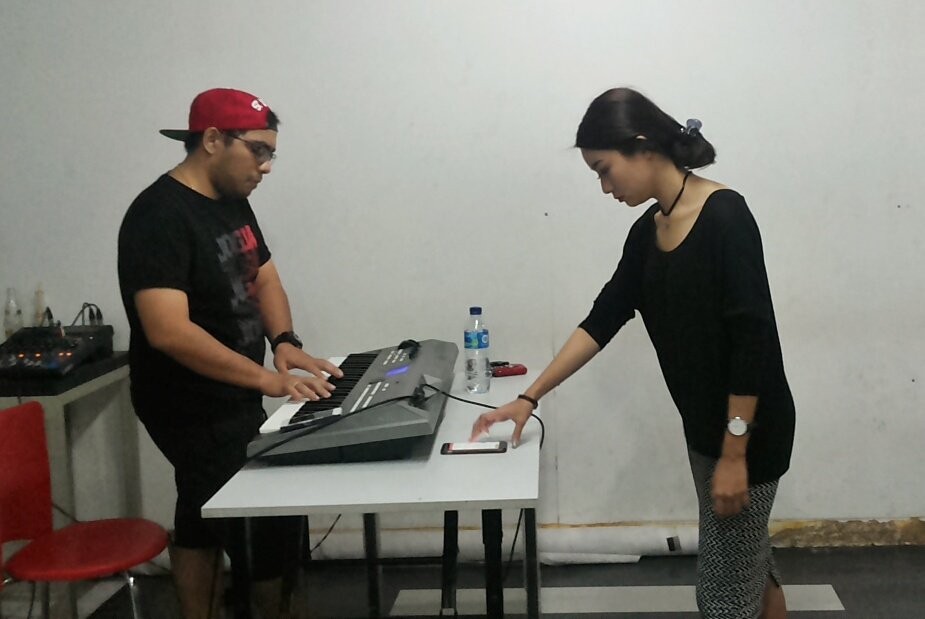 Latihan dulu buat Hari Jum'at nanti di <a href="/DreamersRadioID/">DREAMERS.ID / DREAMERS RADIO</a> , kira2 lagu apa aja ya yg akan dibawain <a href="/stella_scw/">stella cornelia</a> ???