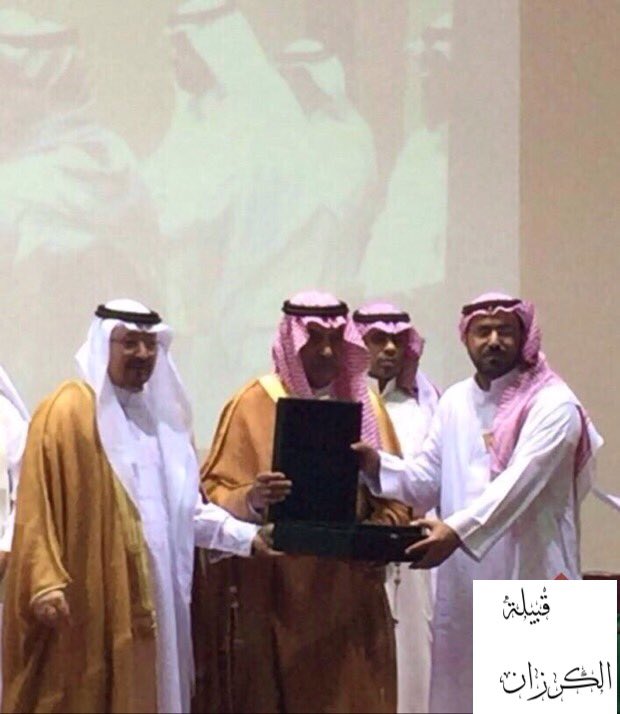 AL_KRZAN_'s tweet photo. مدير التعليم يكرم قائد مدرسة تربة الثانوية أ / محمد بن مهل البقمي بدرع وسام التميز الذهبي

#قبيلة_الكرزان https://t.co/wlPlxstC5e