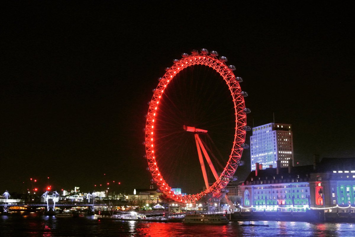 visitlondon's tweet image. Great picture from @kookg8 of #London all lit up :) Keep your #NightLondon coming! 👍