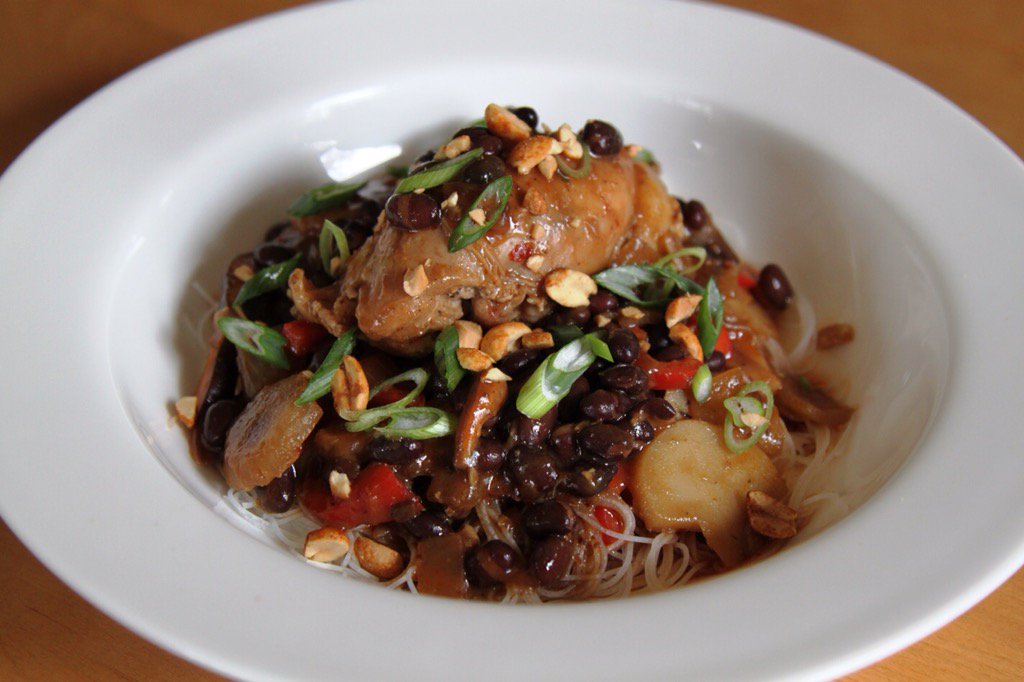 dwilliamcooks's tweet photo. Chicken Thighs in black bean with chili sauce over rice noodles @dwilliamcooks. #spicy https://t.co/pCpIZbDZu0