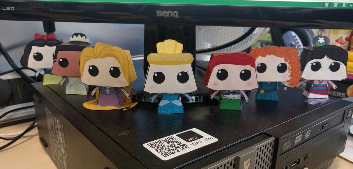 Paper Minions tweet media