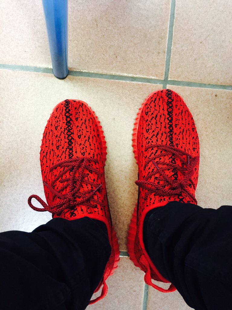 paskpunk's tweet image. My Yeezy 350 in #Bloodfire @arty_music 🔴🔴🔴