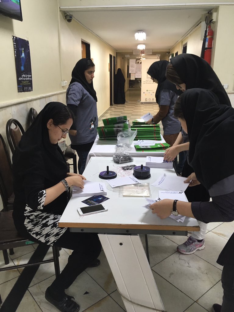 LinuxFestival's tweet image. استف در حال آماده سازي پك هاي شركت كنندگان #LinuxFestIR #linuxworkshop