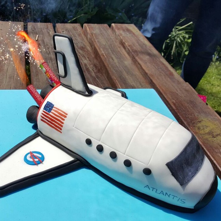 cupcakequeen_30's tweet photo. This weekends Birthday cake for Dad, after he enjoyed seeing the real one @NASA in @NASAKennedy https://t.co/7wrPe1jwh5