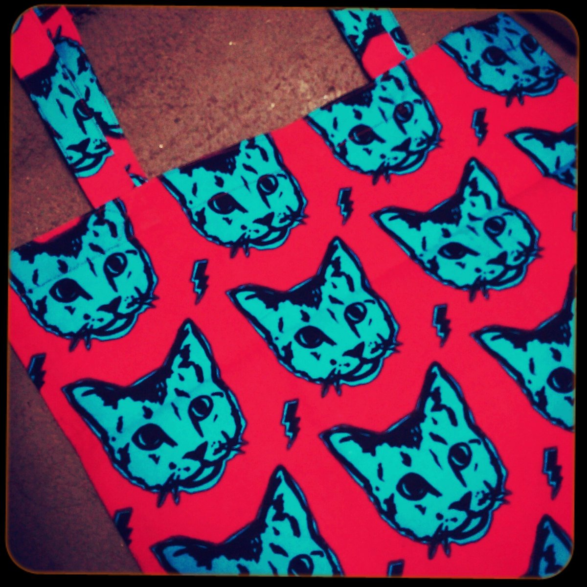 GatoGato1109's tweet photo. 大好きなイーザッカマニアストアーズのトートバッグ。
肩からかけられます。
#猫雑貨 #XnInstant #xnview https://t.co/wityP0eca4