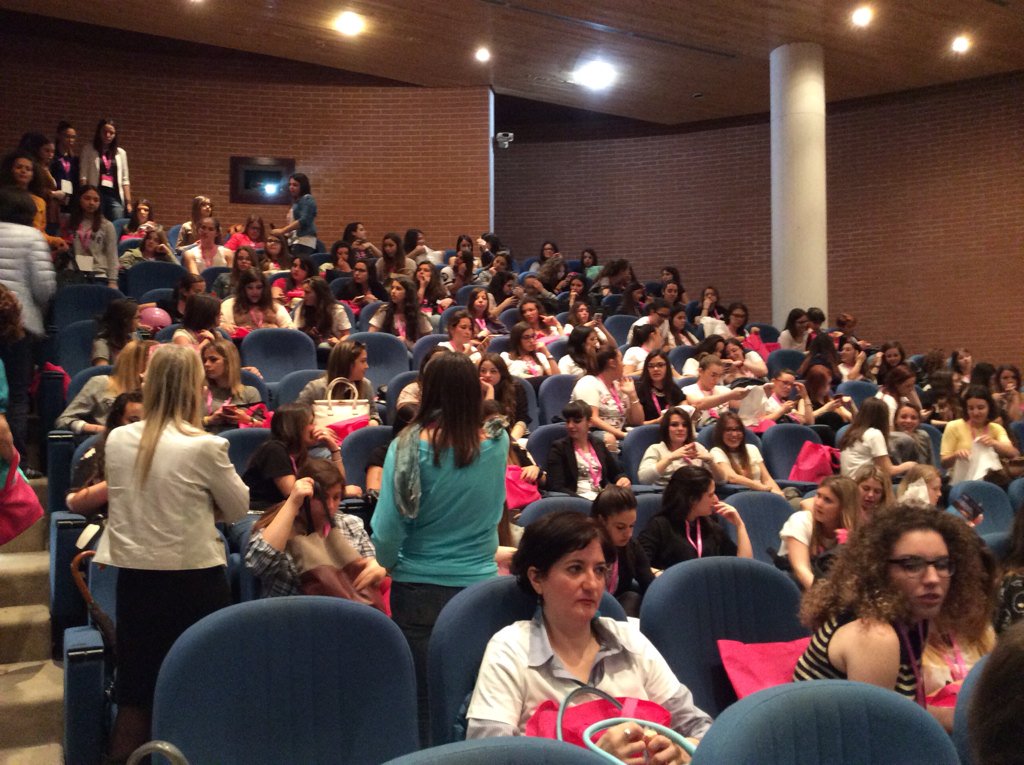 microsoftitalia's tweet photo. Le sale della @UninaIT si riempiono di ragazze, tra poco i corsi di @HRinCloud @mery_elle @piscitelli91 #nuvolarosa https://t.co/Ku4SdNafoo