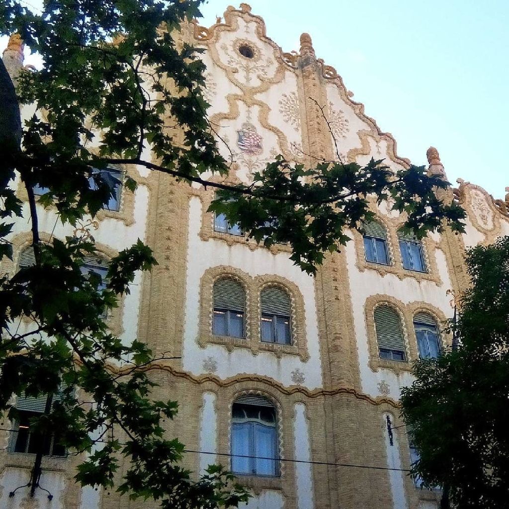 mercigaspard's tweet photo. Toujours admiratif de ces façades à Budapest #architecture #secessionstyle #travelguides #… https://t.co/5KELKpkBVX https://t.co/g5ot7OnUaw