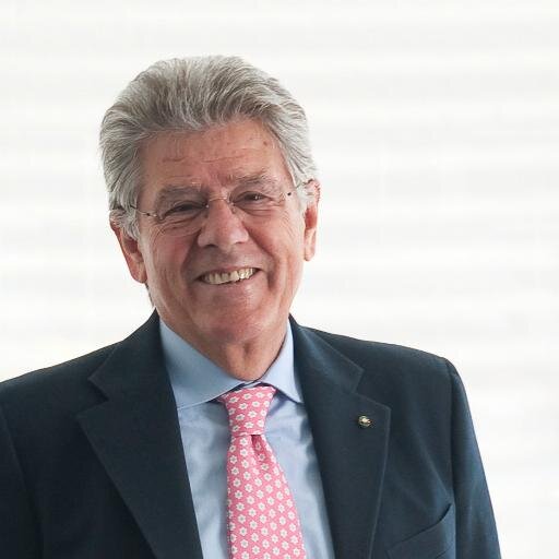 istao's tweet photo. Premio #Picenum 2016 ad #AdolfoGuzzini per l'attività professionale alla guida @iGuzzini
https://t.co/T7rXOUooyo https://t.co/iYNkBNQmLN