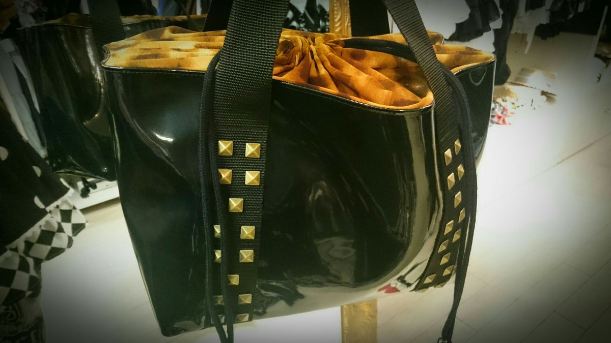 Atelier Pierrot 商品紹介 Na Hのヒョウ柄bag 小 17 280 ブランドロゴ スタッズがポイント たっぷりマチで実用的です 口はヒョウ柄の巾着になっており 絞って閉じる仕様です オフィスバッグにもオススメ アトリエピエロ大阪店 Atelier Pierrot 商品紹介 Na Hのヒョウ柄bag 小 17 280 ブランドロゴ スタッズがポイント たっぷりマチで実用的です 口はヒョウ柄の巾着になっており 絞って閉じる仕様です オフィスバッグにもオススメ アトリエピエロ大阪店