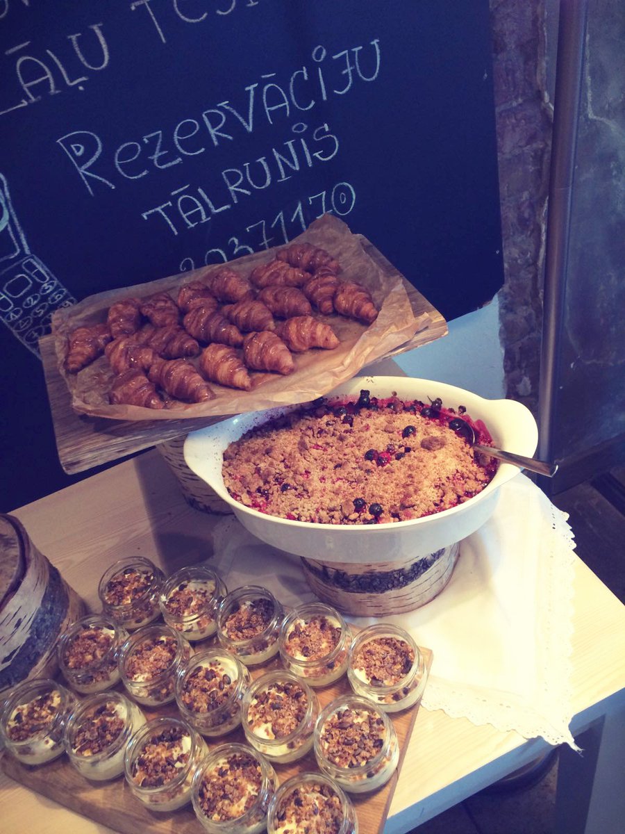 Mūsu smaidošie viesmīļi jau no 12:00 ir gatavi Jūs uzņemt uz gardo brunch! Lai Jums skaista diena un pilns vēders.:)