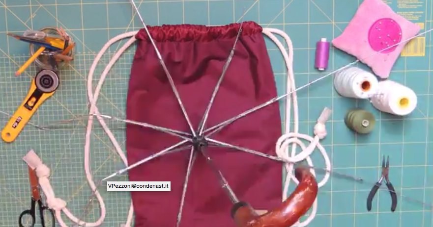 condenastlive's tweet photo. Da quanto tempo tieni quell'#ombrello rotto? Guarda l'idea di @laploebag: https://t.co/3nkqxyz32L #tech https://t.co/IjHrTpknqK