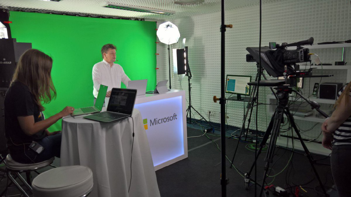 manicnico's tweet photo. Ein Blick hinter die Kulissen der #AzureKonf! #live #onair https://t.co/sVFdmJya0S