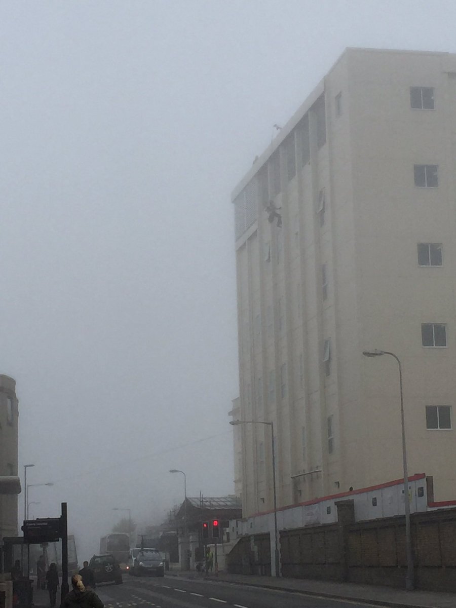 edgeropeaccess's tweet image. Abseilers in the mist! Rare species in there natural environment. #ropeaccess #cleaning #brighton