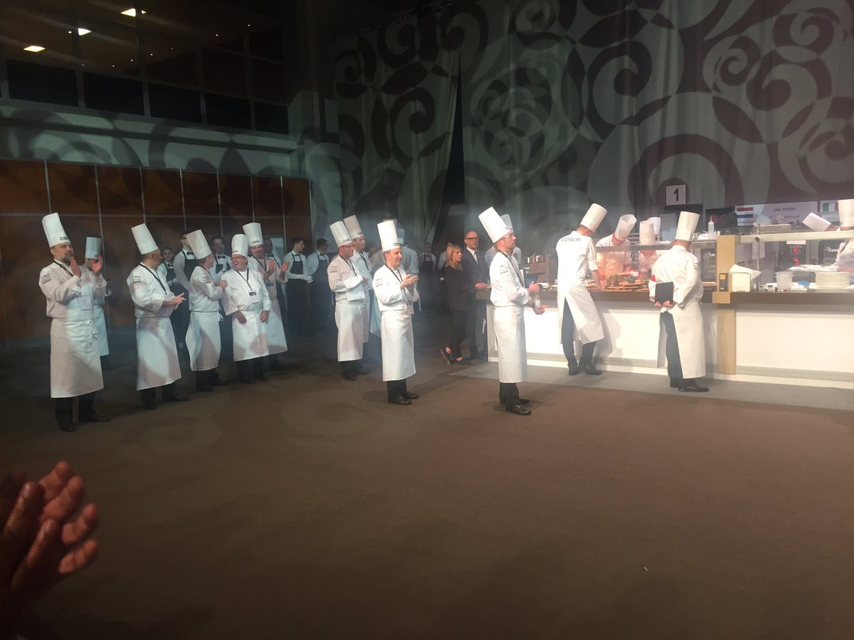 Iedeeen klaar om visschotel NL te presenteren <a href="/BocuseNL/">Bocuse d'Or NL</a>