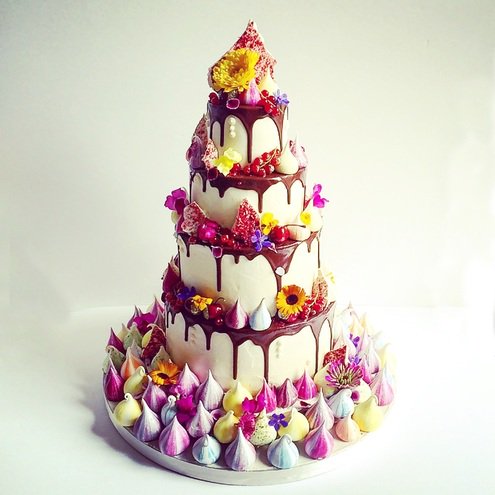 thewedcommunity's tweet photo. Lunchtime Wedding Treat - Cake AND meringue, yes please! Super cool cake from @FondantFox https://t.co/pIt7C81t9S