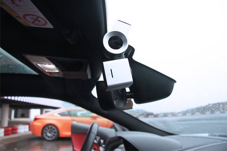 AutoBotBobby's tweet image. AutoBot Eye,a cube tiny enough to fit your pocket,is practically invisible when glued onto the windshield.