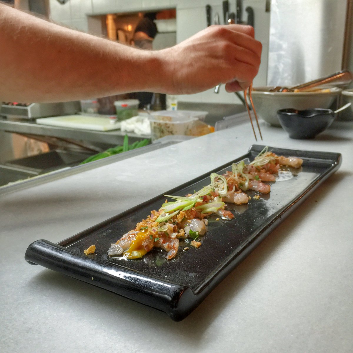 PinkMonkey_rest's tweet photo. .#PinkMonkeyMadrid recomienda esta semana: Tiradito de gambón con ají amarillo, aceite de guindilla y chipotle: https://t.co/fDtmaLwjUE