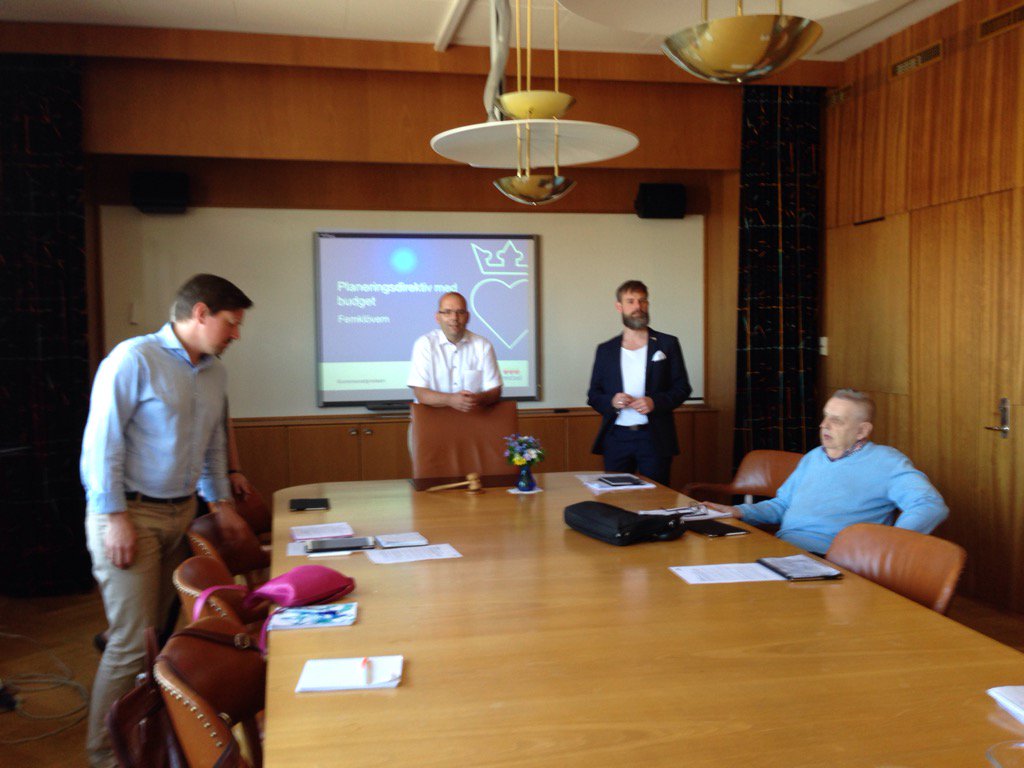 HPMarianne's tweet image. Femklövern i #hstd presenterar budgetförslag #hstpol