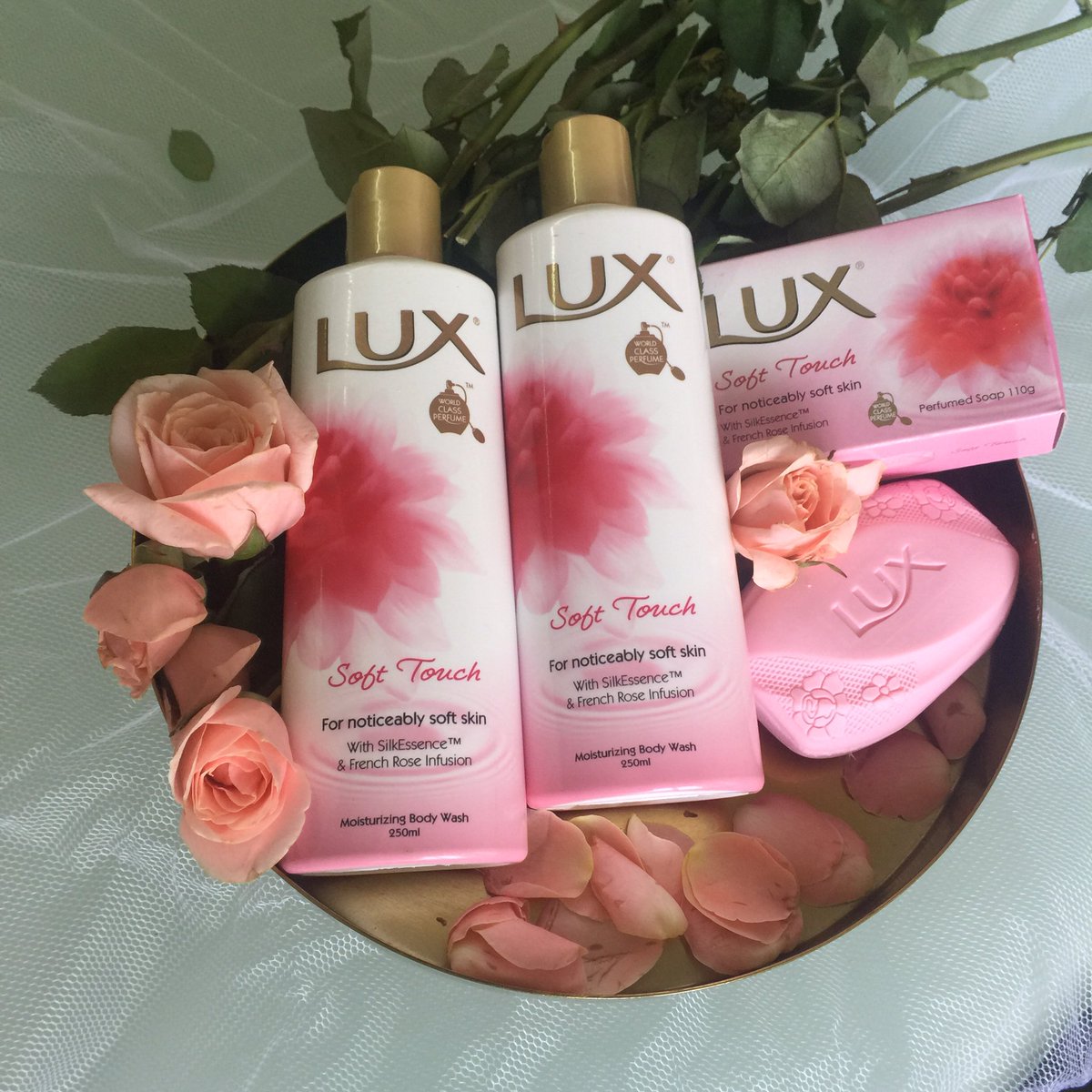 phoemelabaranda's tweet photo. Try #LUXSoftTouch Soap! Smell like French Roses everyday 4 irresistibly fragrant skin w/ every BATH ! #BathewithLUX https://t.co/5RvopJBmcm