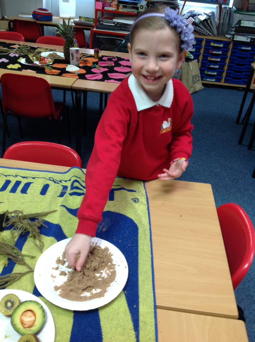 Lakeside_Sch's tweet image. Y3S took a trip to Miss Smith's deserted island this morning! #DescriptiveLanguage #ExoticFruitTasting #LoveLearning