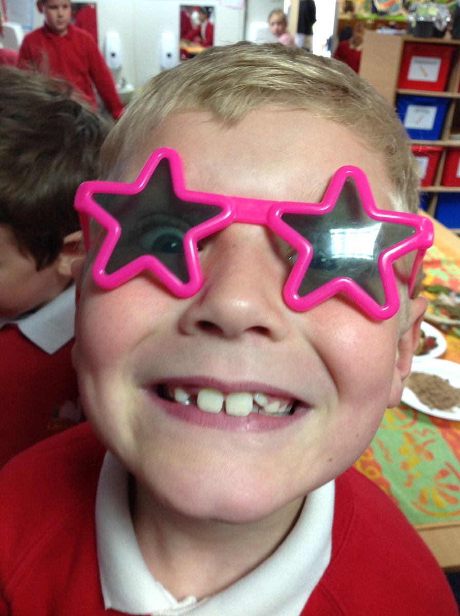 Lakeside_Sch's tweet image. Y3S took a trip to Miss Smith's deserted island this morning! #DescriptiveLanguage #ExoticFruitTasting #LoveLearning