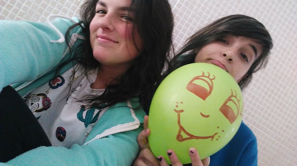 itsvickyxx_'s tweet photo. Con nuestra nueva mejor amiga la Yessi #LaYessi #DeImprovisto #321IMPRO https://t.co/eeJY7UxhFv