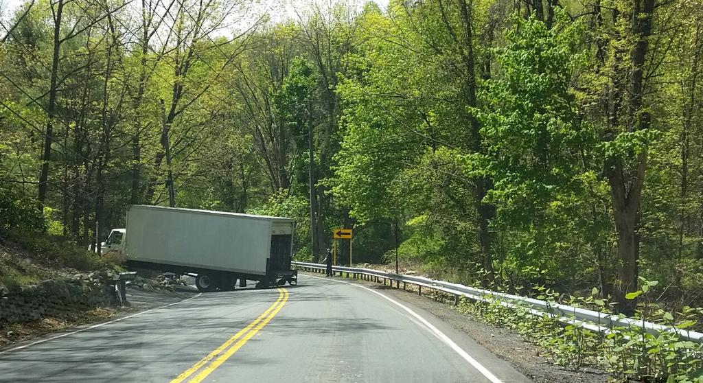 MonseyTraffic's tweet photo. Alert: Truck stuck on south monsey rd, 
Use caution, slow down https://t.co/je6uZf374F