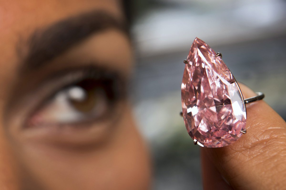 ForbesPolska's tweet photo. Diament o wyjątkowym kolorze trafi na aukcję @Sothebys #TheUniquePink #PinkDiamond https://t.co/CsHCnlwlgc https://t.co/VTgj9Dh4uh