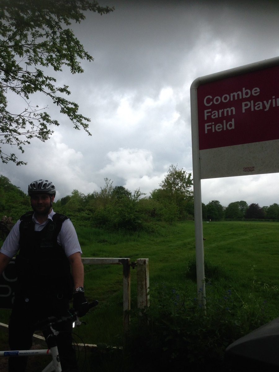 MPSFairfield's tweet photo. Disgusting amount of rubbish dumped at Coombe Farm Playing Field. Have arranged a clean up + for gates to be secured https://t.co/gzyKmxJVdM