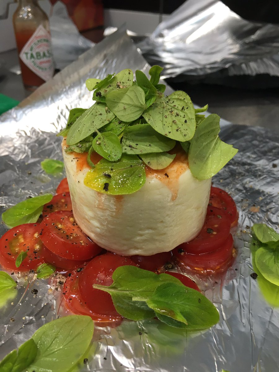 uChefuk's tweet image. Fresh cheese baked with cherry tomatoes, fresh marjoram and chilly.