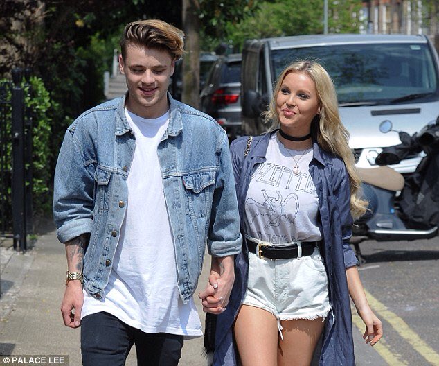 CaseyJUpdatess's tweet image. Casey and Betsy in London a few days ago (via dailym.ai/1QYCFFC )