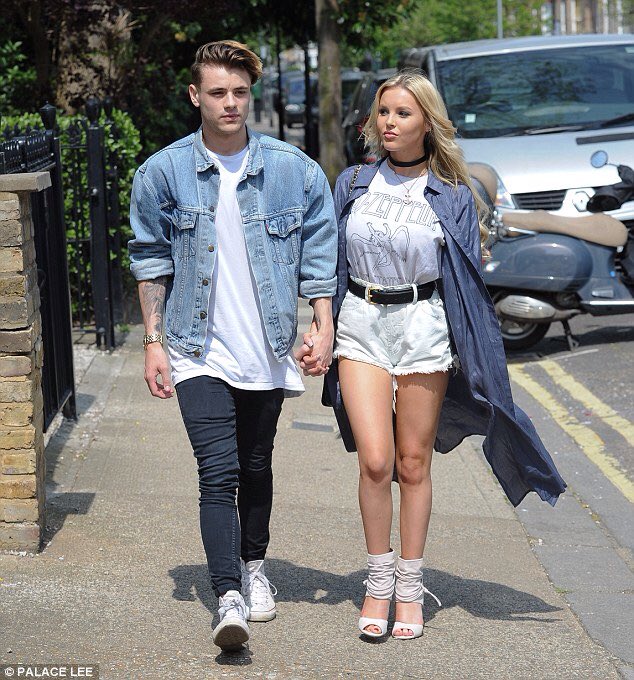 CaseyJUpdatess's tweet image. Casey and Betsy in London a few days ago (via dailym.ai/1QYCFFC )