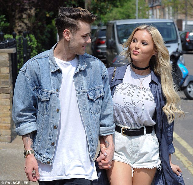 CaseyJUpdatess's tweet image. Casey and Betsy in London a few days ago (via dailym.ai/1QYCFFC )