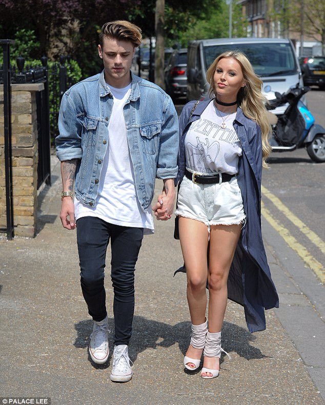 CaseyJUpdatess's tweet image. Casey and Betsy in London a few days ago (via dailym.ai/1QYCFFC )