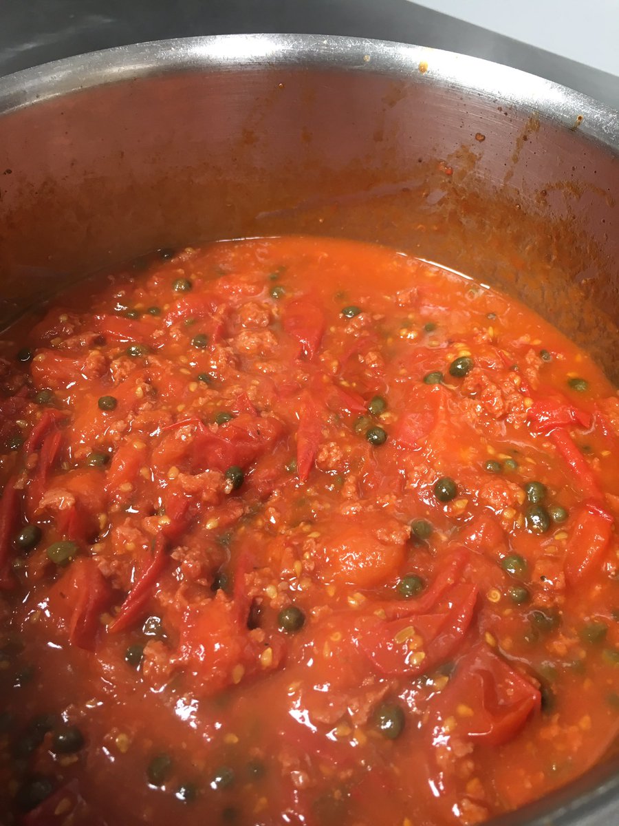 uChefuk's tweet image. Quick pasta sauce. 4 ingredients olive oil, Nduja, cherry tomatoes and capers @ruthdavies31  #dinner
