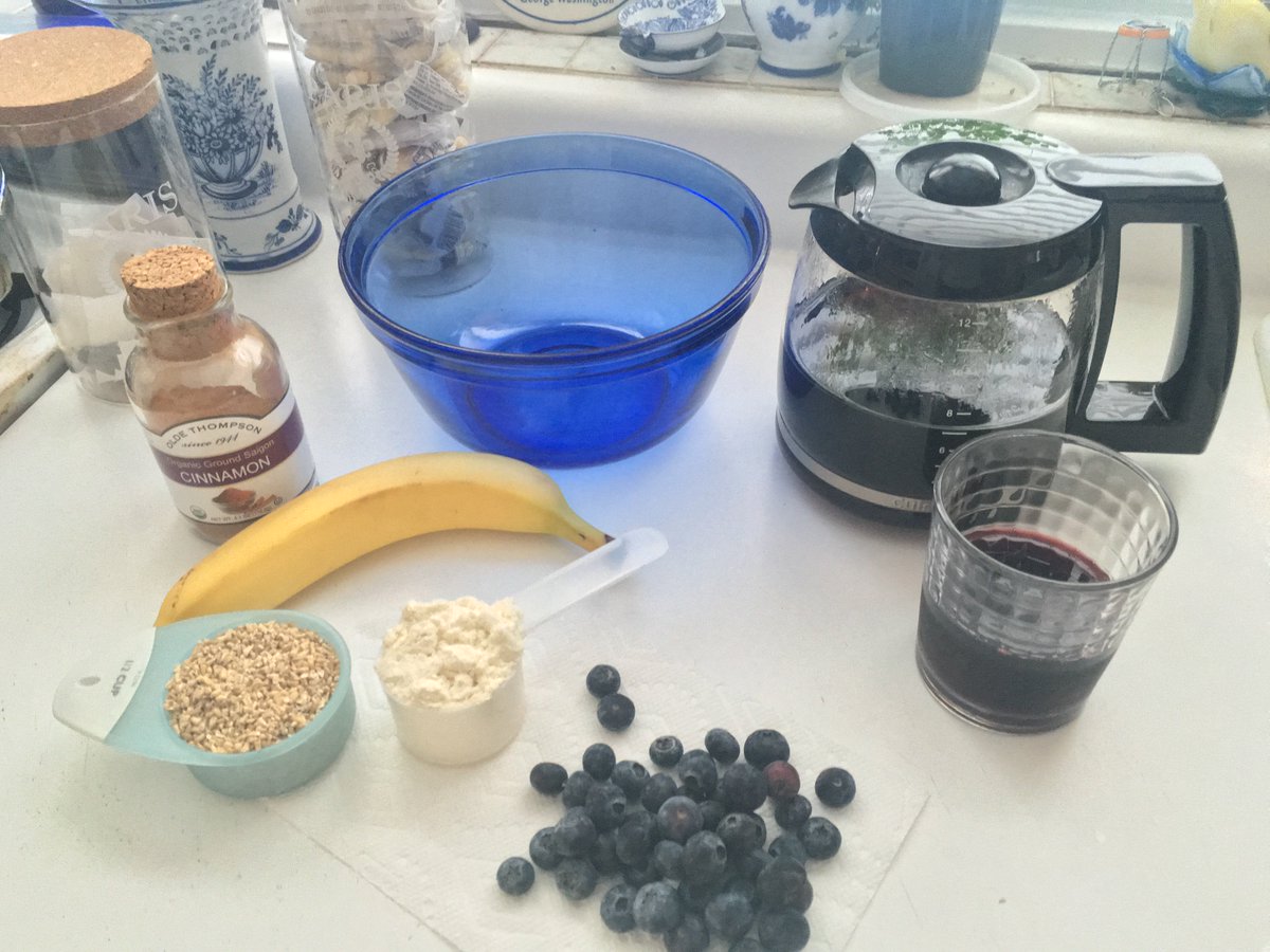 Professor_Monk's tweet photo. Steel cut oats, banana, blueberries, whey, tart cherry juice, big cup of coffee #RWBreakfast #Recovery #wakeup https://t.co/gpb5WCtcnC