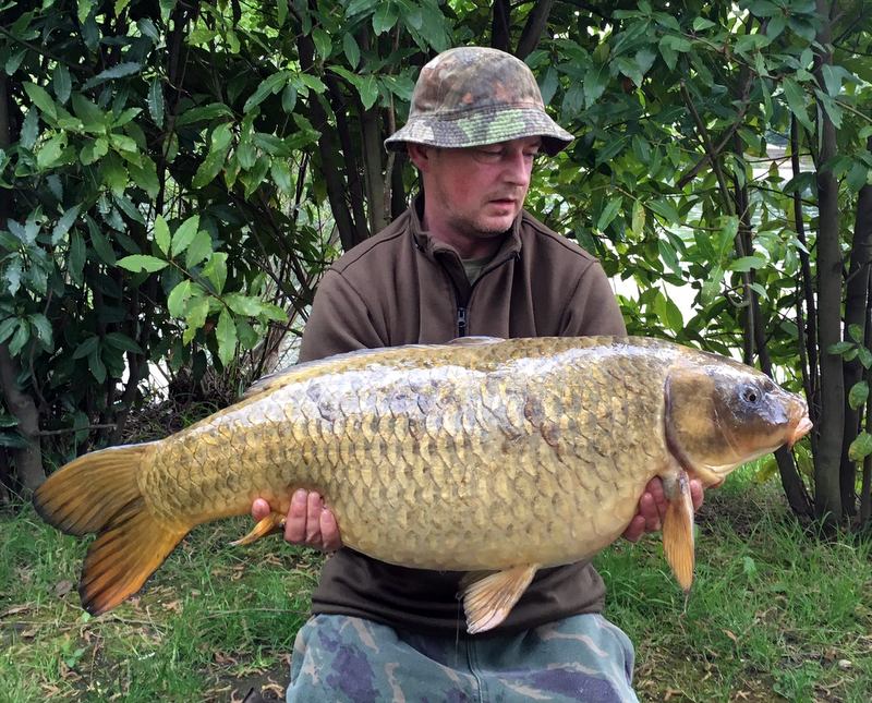 rkleisure's tweet photo. Martin Hurst and his Boat Pool beauty at 28lbs this week #Horton #BoatPool #RKLeisure https://t.co/Lkp8M6o12x