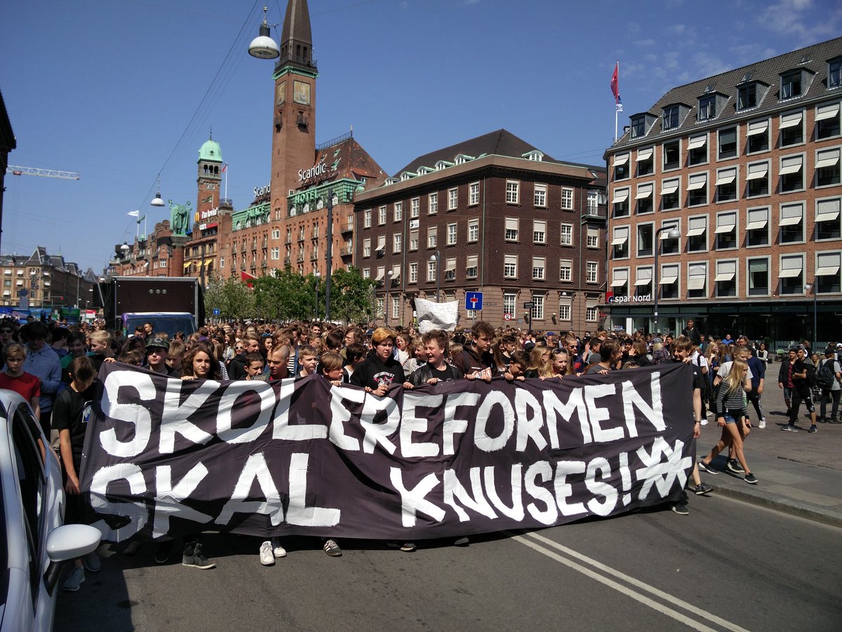 kommunisterne's tweet photo. Vi var med til demonstrationen i dag mod #folkeskolereformen arrangeret af elever #kampenfortsætter #dkpol #uddpol https://t.co/jLrc2cMEzA