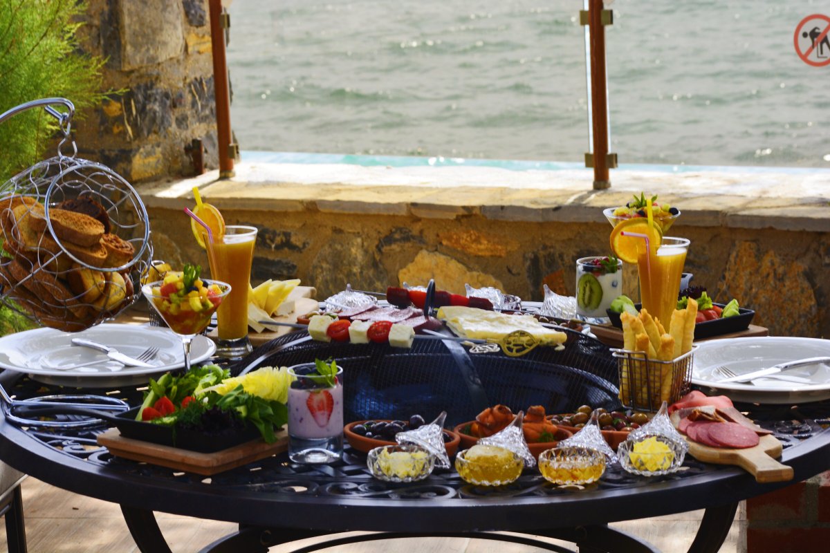 Hafta Sonu Keyf'e Dönüştü! #AzkaOtel #BardakçıKoyu #Bodrum #SerpmeKahvaltı #HaftaSonu #SpreaderBreakfast #Weekend