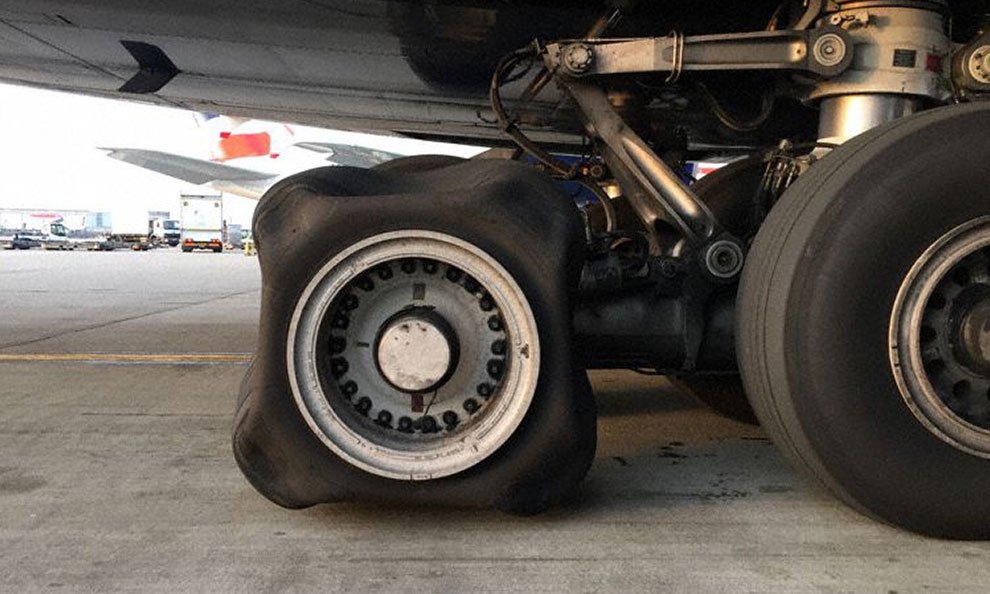eeairline's tweet photo. #BritishAirways Airbus A380 Lands with Square Tire

https://t.co/UtcXjd1Zoy https://t.co/WdPLZPm0bk