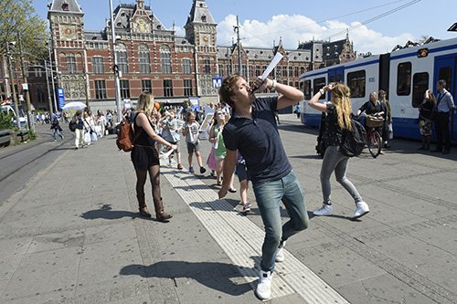 Van Amsterdam CS naar de Dam voor #zyp Operatie Olifant, <a href="/klaasmans/">Klaas van Kruistum</a> leidt de Olifantenmars bit.ly/24KQLUW