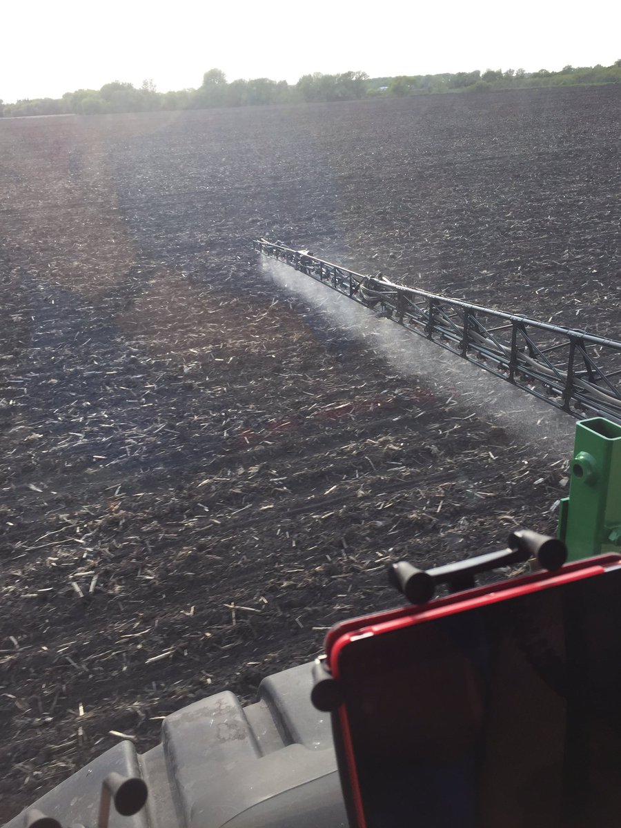getfitfarmer's tweet photo. @PKMidwest @JohnDeere @DuPontPioneer Red 05 tips, 12.5gpa, it so pretty, Enlite & Zidua #plant16 #perfectcoverage https://t.co/0Ib1PQGatm