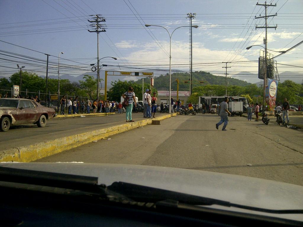 #11May La gente se desesperó y la anarquía se adueñó del Mercado de Mayoristas #Maracay Más fotos d  inmediaciones