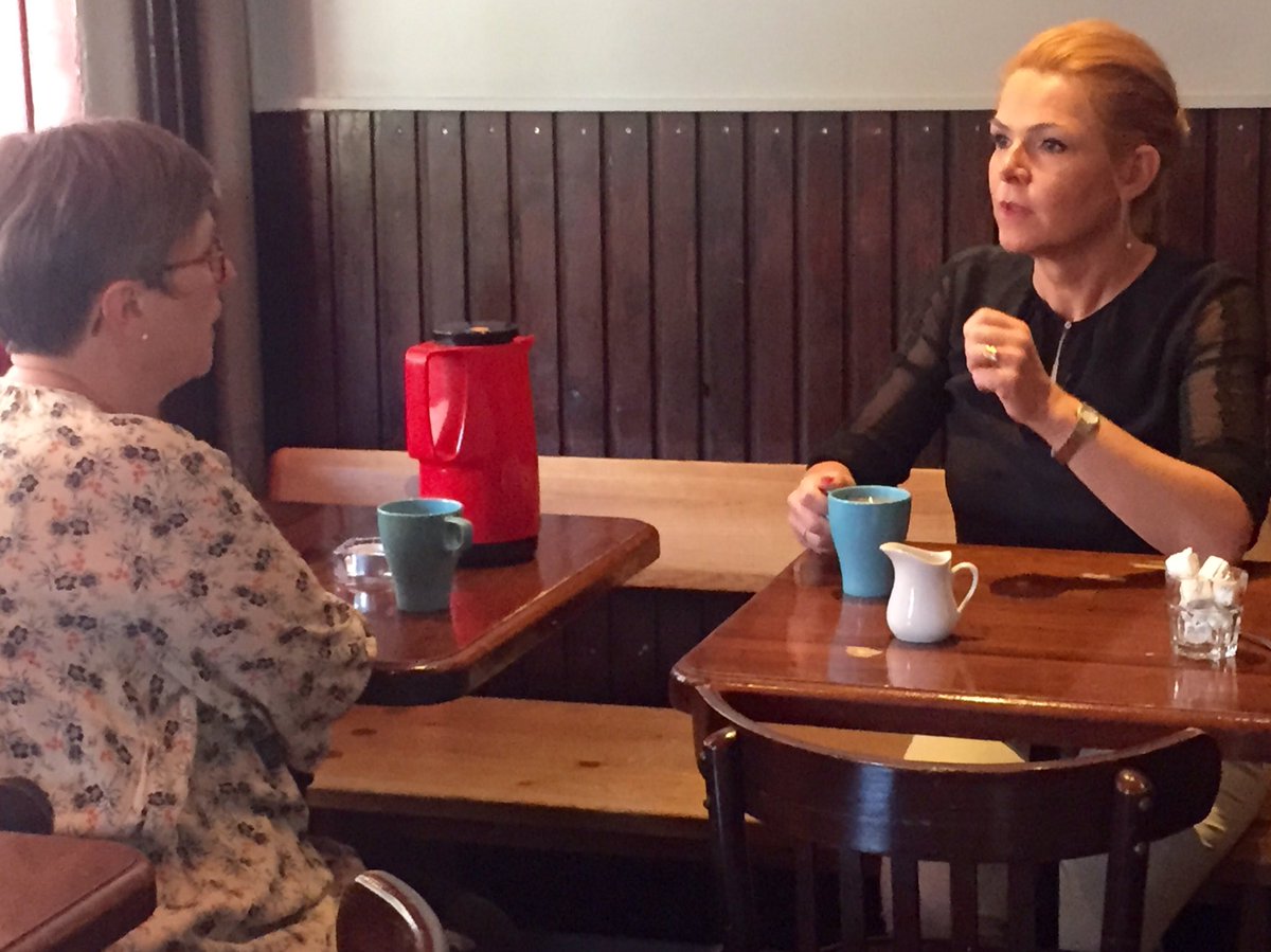 brianlindhoff's tweet photo. Integrationsminister Inger Støjberg på besøg på Mucki Bar på Nørrebro, der chikaneres af grupper af unge #dkpol https://t.co/kZwTSr7ec6