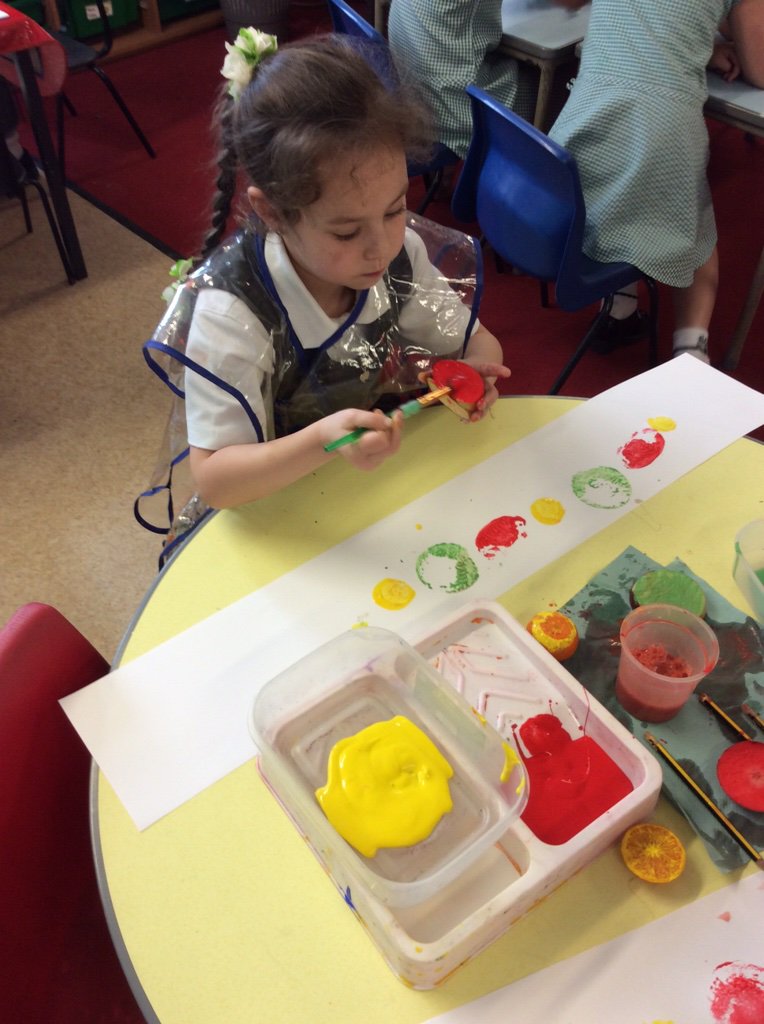 JMrsbd's tweet photo. @fazakprimary Practising our printing skills using fruit, we had great fun! https://t.co/Cwd4cARzhD